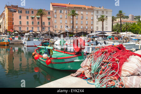 Bunte Angeln net legen im Hafen von Ajaccio auf Korsika. Nahaufnahme Foto mit selektiven Fokus auf einen Vordergrund Stockfoto