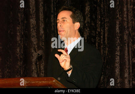 Komiker Jerry Seinfeld spricht während einer Zeremonie, die geschwollene Hemd aus Episode 66, "The geschwollenes Hemd" Episode von Seinfeld, National Museum of American History in Washington, D.C. zu spenden. Stockfoto