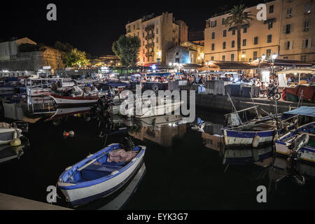 Kleine hölzerne Fischerboote vertäut im Hafen von Ajaccio, Korsika, Frankreich Stockfoto