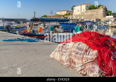 Bunte Angeln net legen im Hafen von Ajaccio auf Korsika. Nahaufnahme Foto mit flachen DOF und selektiven Fokus auf einen Vordergrund Stockfoto