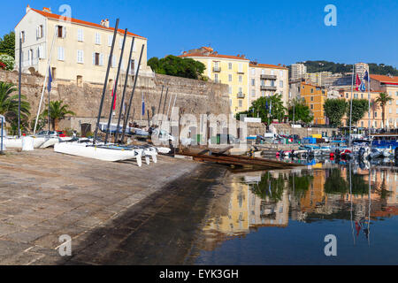 Festgemachten Boote in alten Fischerei Hafen von Ajacciio, Korsika, Frankreich Stockfoto