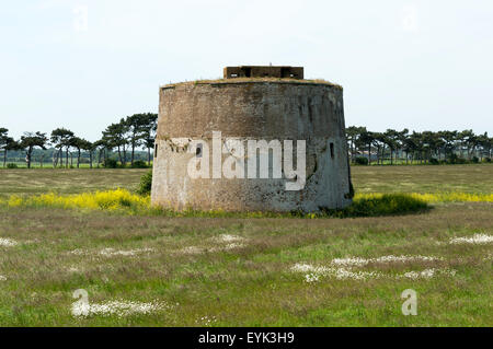 Martello-Turm mit WW2 Beton Bunker gebaut, an der Spitze, Shingle Street, Suffolk, UK. Stockfoto