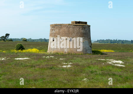 Martello-Turm mit WW2 Beton Bunker gebaut, an der Spitze, Shingle Street, Suffolk, UK. Stockfoto