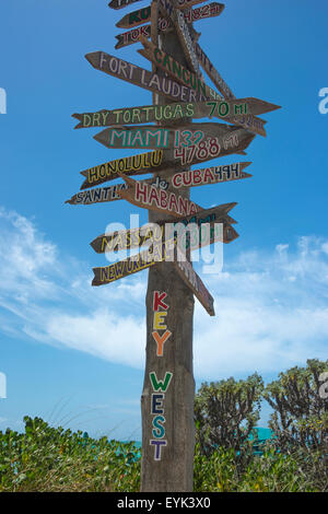 Entfernungen von KEY WEST MULTI CITY DESTINATION WEGWEISER Fort Zachary Taylor State Park BEACH KEY WEST FLORIDA USA Stockfoto