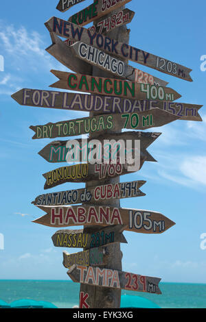 Entfernungen von KEY WEST MULTI CITY DESTINATION WEGWEISER Fort Zachary Taylor State Park BEACH KEY WEST FLORIDA USA Stockfoto