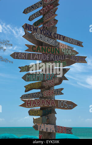 Entfernungen von KEY WEST MULTI CITY DESTINATION WEGWEISER Fort Zachary Taylor State Park BEACH KEY WEST FLORIDA USA Stockfoto