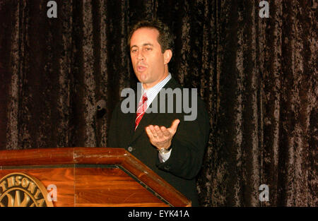 Komiker Jerry Seinfeld spricht während einer Zeremonie, die geschwollene Hemd aus Episode 66, "The geschwollenes Hemd" Episode von Seinfeld, National Museum of American History in Washington, D.C. zu spenden. Stockfoto