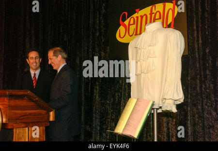 Komiker Jerry Seinfeld spricht während einer Zeremonie, die geschwollene Hemd aus Episode 66, "The geschwollenes Hemd" Episode von Seinfeld, National Museum of American History in Washington, D.C. zu spenden. Stockfoto