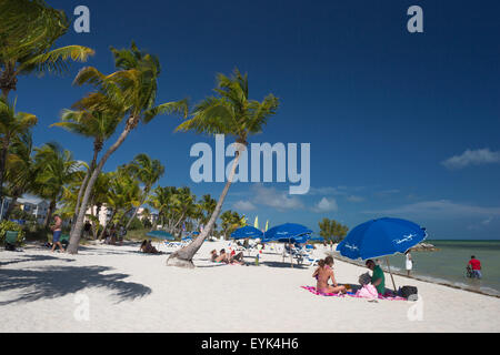 SONNENANBETER PALM BÄUME SMATHERS BEACH KEY WEST FLORIDA USA Stockfoto