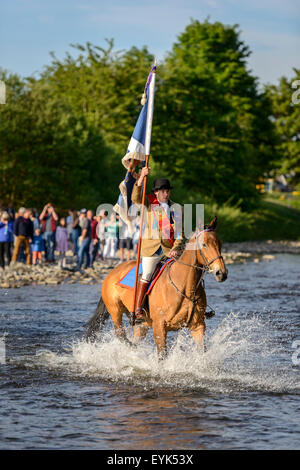 Selkirk gemeinsame Reiten 2015. Der Fahnenträger überquert den Fluss ankertes. Stockfoto