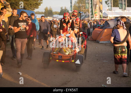 Kostrzyn Nad Odra, Polen. 30. Juli 2015. 21 Festival Przystanek Woodstock - ist es das größte offene Musikfestival in Europa. Rettungs-Team hilft einer Frau Credit: Piotr Dziurman/Alamy Live News Stockfoto