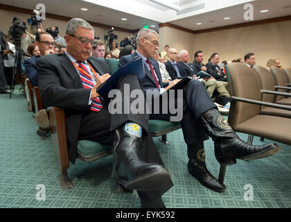 Austin, Texas USA 30. Juli 2015: Texas Department of Public Safety Robert Bodisch, l und Colonel Steve McCraw Notizen wie Texas Beamte weiterhin untersuchen den Tod von Sandra Bland, starb am 13. Juli in der Waller County Jail nach einer Verkehrskontrolle in der Nähe von Houston. Die mündlichen Verhandlung im Texas Capitol zog Dutzende von Gesetzgeber und Aktivisten wollen Antworten, nachdem Bland offensichtlich ist Gefängnis Selbstmord. Bildnachweis: Bob Dämmrich/Alamy Live-Nachrichten Stockfoto