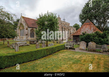 Str. Marys Kirche mit der alten Bellcage (rechts), East Bergholt, Suffolk, East Anglia, England, Großbritannien, UK. Stockfoto