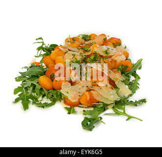 Gnocchi Pomodoro (Tomatensauce) mit Rucola-Salat mit Parmesan-Käse, isoliert auf weiss. Stockfoto