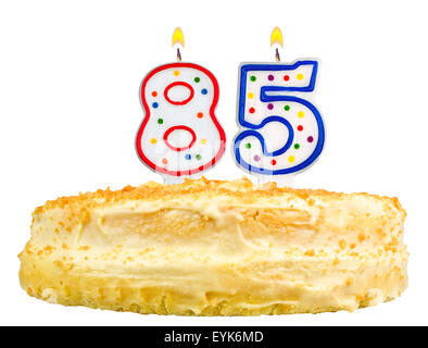 Geburtstagstorte mit Kerzen Nummer fünfundachtzig isoliert auf weißem Hintergrund Stockfoto