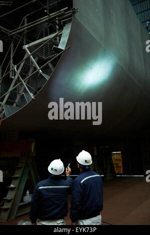 Detail des Schiffes in der Werft, mit Arbeitnehmern, die auf der Suche, GoSeong-Gun, Südkorea Stockfoto