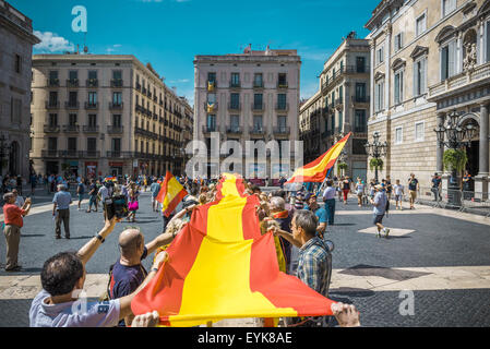 Barcelona, Katalonien, Spanien. 31. Juli 2015. Mitglieder der zivilen Plattform "España Generosa" (großzügige Spanien) Protest mit einer 50m langen spanischen Flagge vor der katalanischen Regierung in Barcelona für die Einhaltung der Gesetze der Fahnen in Katalonien Credit: Matthias Oesterle/ZUMA Draht/Alamy Live News Stockfoto