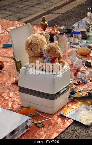 Toilette und Bären auf einer Brocante in der Wallonie Stockfoto