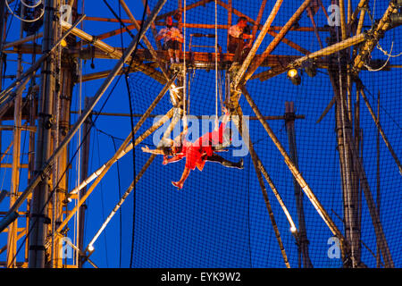 Stockton, UK, Donnerstag, 30. Juli 2015. Französische Zirkusunternehmen CirkVOST führen BoO, eine Open-Air-Antenne Trapez-Show auf einem 15 Meter hohen 368 montierten Bambusstangen. Bildnachweis: Andrew Nicholson/Alamy Live-Nachrichten Stockfoto