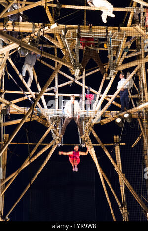 Stockton, UK, Donnerstag, 30. Juli 2015. Französische Zirkusunternehmen CirkVOST führen BoO, eine Open-Air-Antenne Trapez-Show auf einem 15 Meter hohen 368 montierten Bambusstangen. Bildnachweis: Andrew Nicholson/Alamy Live-Nachrichten Stockfoto