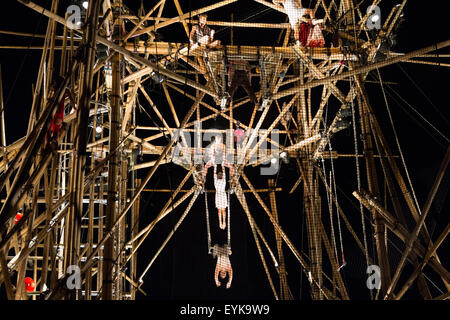 Stockton, UK, Donnerstag, 30. Juli 2015. Französische Zirkusunternehmen CirkVOST führen BoO, eine Open-Air-Antenne Trapez-Show auf einem 15 Meter hohen 368 montierten Bambusstangen. Bildnachweis: Andrew Nicholson/Alamy Live-Nachrichten Stockfoto