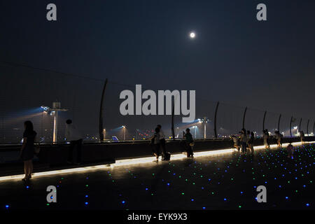 Menschen beobachten Vollmond, wie es über die Skyline von Haneda Airport Terminal 2 am 31. Juli 2015, Tokyo, Japan steigt. Dies ist der zweite Vollmond im Juli und ist bekannt als ein Blue Moon. Es wurde kein zweite Vollmond in einem Monat seit August 2012 und andern bis Januar 2018 wird es nicht geben. © Rodrigo Reyes Marin/AFLO/Alamy Live-Nachrichten Stockfoto