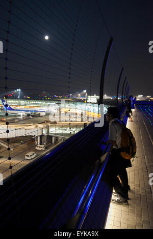 Menschen beobachten Vollmond, wie es über die Skyline von Haneda Airport Terminal 2 am 31. Juli 2015, Tokyo, Japan steigt. Dies ist der zweite Vollmond im Juli und ist bekannt als ein Blue Moon. Es wurde kein zweite Vollmond in einem Monat seit August 2012 und andern bis Januar 2018 wird es nicht geben. © Rodrigo Reyes Marin/AFLO/Alamy Live-Nachrichten Stockfoto