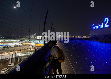 Menschen beobachten Vollmond, wie es über die Skyline von Haneda Airport Terminal 2 am 31. Juli 2015, Tokyo, Japan steigt. Dies ist der zweite Vollmond im Juli und ist bekannt als ein Blue Moon. Es wurde kein zweite Vollmond in einem Monat seit August 2012 und andern bis Januar 2018 wird es nicht geben. © Rodrigo Reyes Marin/AFLO/Alamy Live-Nachrichten Stockfoto