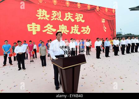 (150731)--Peking, 31. Juli 2015 (Xinhua)--Li Zhanshu (vorne), Mitglied des Politbüros des Zentralkomitees der kommunistischen Partei von China (CPC) und Direktor der Generaldirektion des ZK, liest den Brief des chinesischen Staatspräsidenten Xi Jinping, die Glückwünsche, die hat ist auch Generalsekretär des ZK und Vorsitzender von der zentralen Militärkommission (CMC) , während der Feier Aktivitäten für China die Bewerbung um die Olympischen Winterspiele 2022 im Beijing Olympic Park in Peking, Hauptstadt von China, 31. Juli 2015 zu gewinnen. Peking, zusammen mit seiner guter Stockfoto