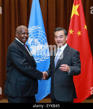 (150731)--Peking, 31. Juli 2015 (Xinhua)--Chinese Foreign Minister Wang Yi (R) führt Gespräche mit Sam Kutesa, Präsident der 69. Sitzung der Generalversammlung der Vereinten Nationen und Außenminister Ugandas, in Peking, Hauptstadt von China, 31. Juli 2015. (Xinhua/Ding Haitao) (Wjq) Stockfoto