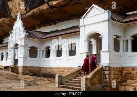 Sri Lanka, Ceylon, North Central Province, Dambulla, buddhistische Tempel, UNESCO-Weltkulturerbe, Mönch Stockfoto