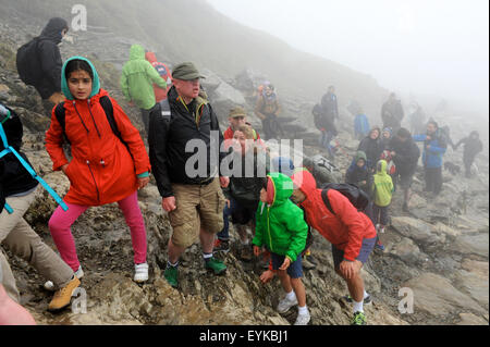 Gruppe von Wanderern unterwegs Pgy klettern Mount Snowdon Stockfoto