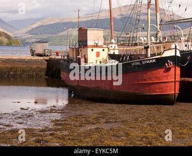 Para handliches Boot "Vital Spark" vertäut am Ufer des Loch Fyne in Inverary, mit den Bergen im Hintergrund. Stockfoto