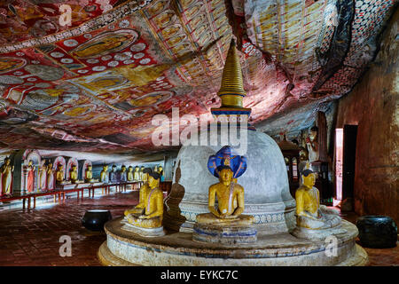 Sri Lanka, Ceylon, North Central Province, Dambulla, buddhistische Tempel, UNESCO-Weltkulturerbe, Höhle 2, buddhistische Statuen Stockfoto