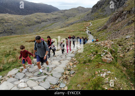 Gruppe von Freunden Klettern Snowdonia, Wales. Stockfoto