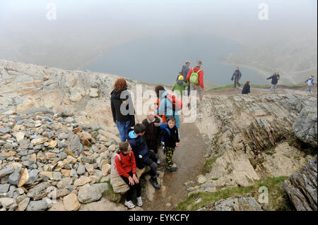 Gruppe von Freunden Klettern Snowdonia, Wales. Stockfoto