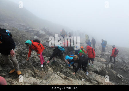 Gruppe von Freunden Klettern Snowdonia, Wales. Stockfoto