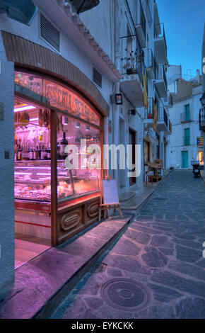 Die engen Gassen von Cadaqués in der Abenddämmerung in Spanien. Stockfoto