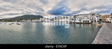 Breites Panorama von Cadaqués an der spanischen Costa Brava. Stockfoto