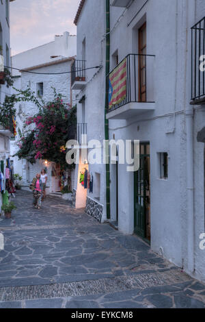 Die engen Gassen von Cadaqués in der Abenddämmerung in Spanien. Stockfoto