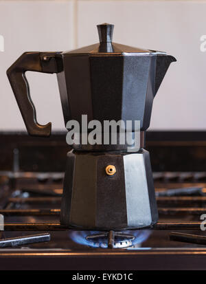 traditionelle Kaffeekanne auf Gas-Kochfeld Stockfoto