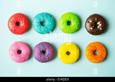 Bunte Donuts auf blauem Hintergrund Stockfoto