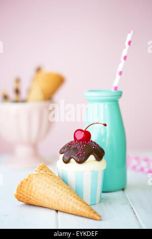 Eis Eisbecher Cupcake und Milch Stockfoto