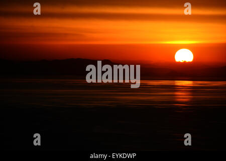 Sonnenuntergang auf der Insel Del Sol über den Titikakasee in Bolivien. Stockfoto