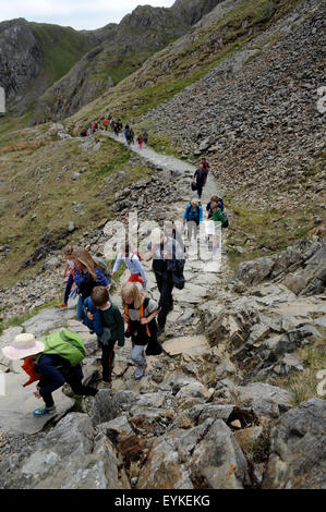 Gruppe von Freunden Klettern Snowdonia, Wales. Stockfoto