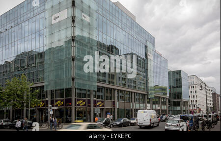 Das Gebäude der zentralen Redaktionen der Dpa Deutsche Presse Agentur GmbH, die deutsche Presse-Agentur in Berlin, Deutschland, 30. Juli 2015. FOTO: MICHAEL KAPPELER/DPA Stockfoto