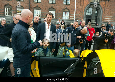 Kopenhagen, Dänemark, 31. Juli 2015. Danish Prince Joachim (C) und sein jüngster Sohn, Prinz Henrik, diskutieren über die berühmten Le Mans Treiber Corvette mit Rennfahrer Jan Magnussen. Bildnachweis: OJPHOTOS/Alamy Live-Nachrichten Stockfoto