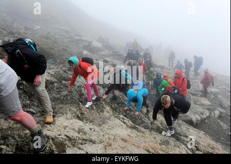 Gruppe von Freunden Klettern Snowdonia, Wales. Stockfoto