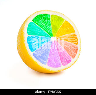 Zitrone schneiden eine halbe Scheibe mit Farbe Rad Regenbogenfarben isoliert auf weißem Hintergrund Stockfoto
