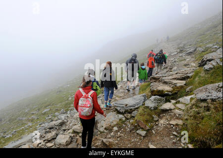 Gruppe von Freunden Klettern Snowdonia, Wales. Stockfoto